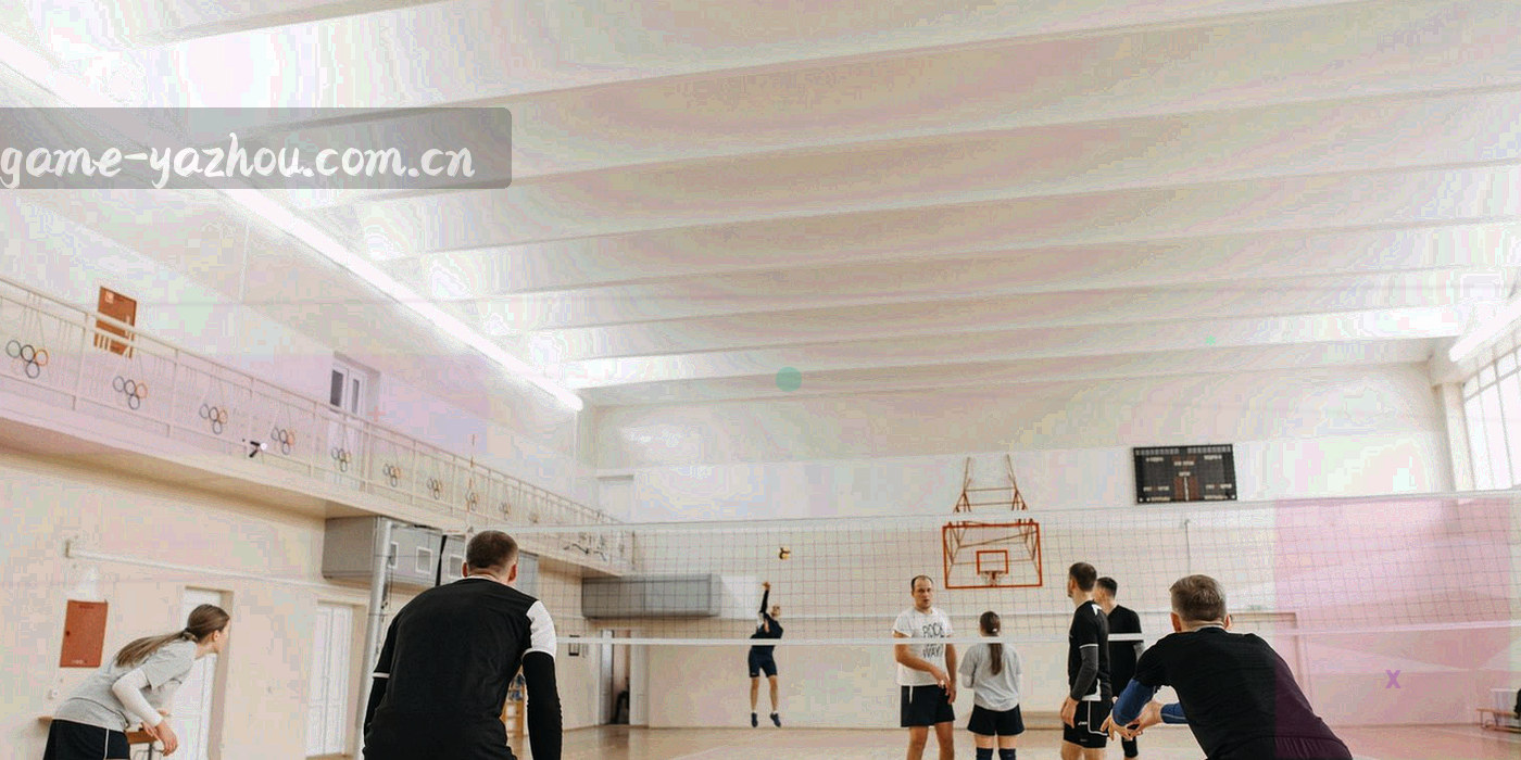 夜场看台上球迷剪影与举起围巾的动作，橙红色灯光点缀其间