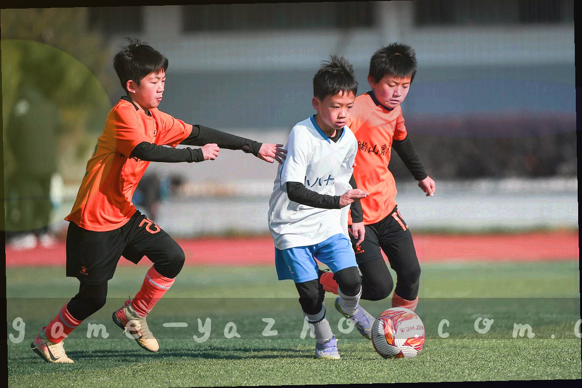 深色桌面上摊开的战术板、笔记与屏幕数据，暖纸色灯光